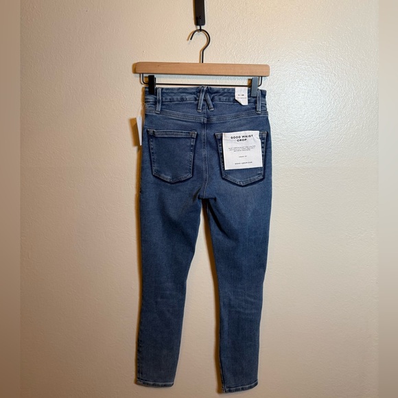 Good American Good Waist Crop Jeans in‎ Blue855 - Picture 4 of 10
